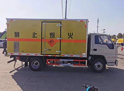 美兰爆破器材运输车工人安全操作规范与智能技术保障